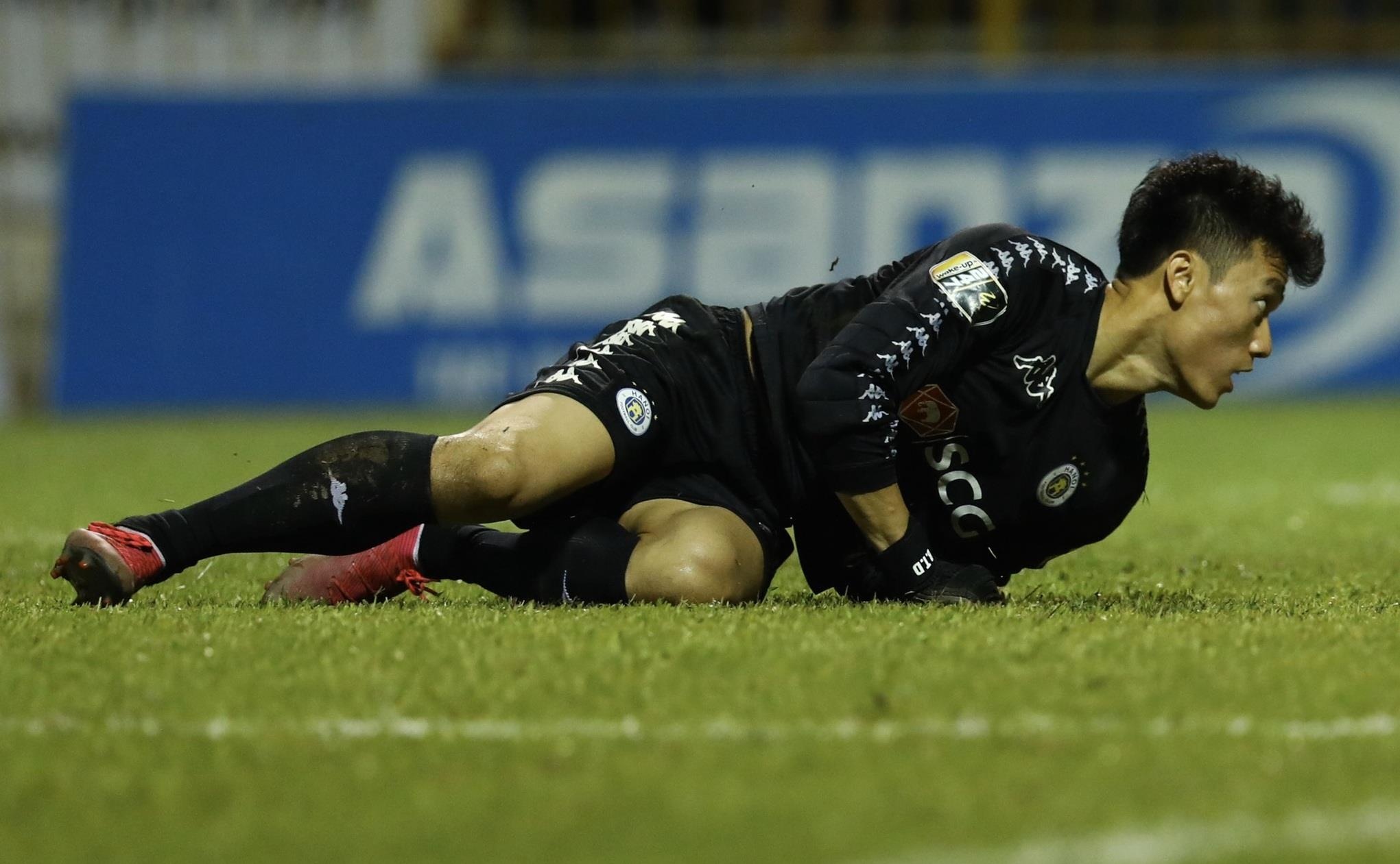 CLB Ha Noi thua dam trong ngay nhan cup vo dich V.League 2019 hinh anh