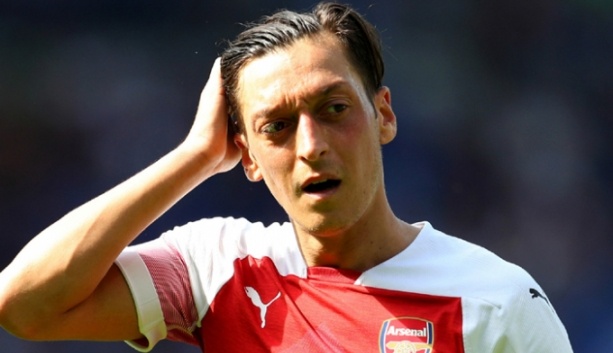 Mesut Oezil bi ca doi Arsenal hat hui hinh anh