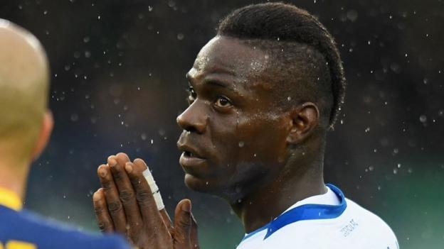 Cam den san 11 nam voi CDV phan biet chung toc Balotelli hinh anh