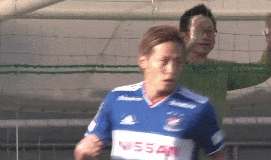 An mung kieu Songoku sau khi solo ghi ban tu giua san hinh anh