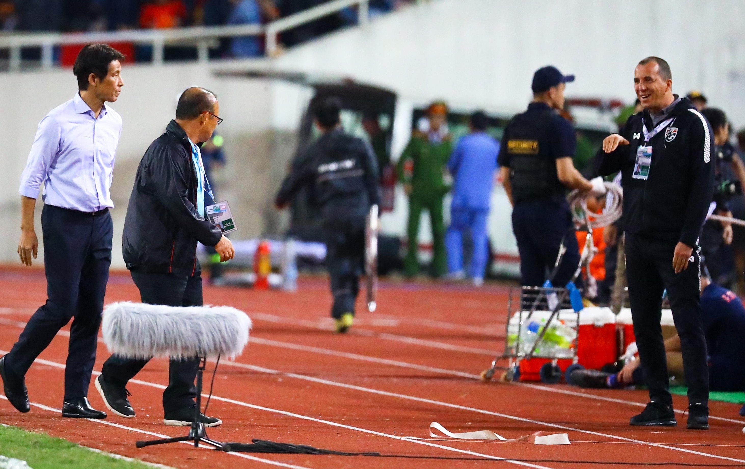 trợ lý Thái Lan khiêu khích HLV Park ảnh 1 tro ly Thai Lan khieu khich HLV Park anh 1