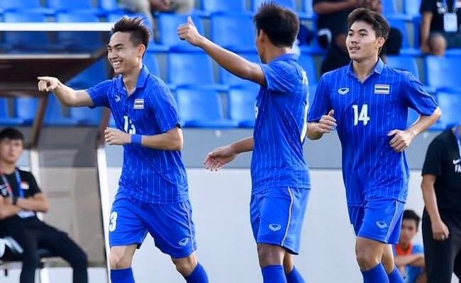 Thang 3-0, U22 Thai Lan vuon len dung nhi bang sau Viet Nam hinh anh