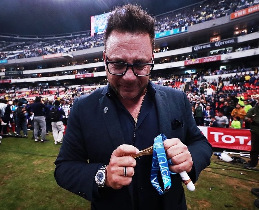 HLV khoc sau khi vo dich quoc gia vi loi hua voi con trai qua co anh 3