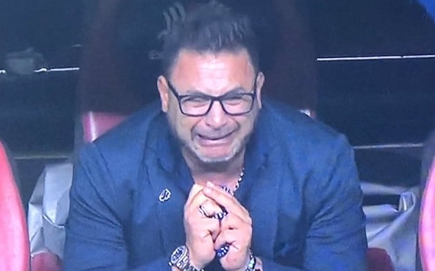 HLV bat khoc sau khi vo dich vi loi hua voi con trai qua co hinh anh