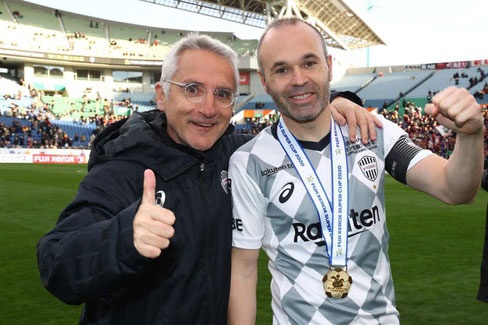 9 cu sut luan luu hong lien tiep trong tran tranh sieu cup Nhat Ban hinh anh