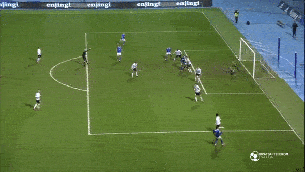 Cu volley goc hep huyen thoai cua Van Basten duoc tai hien hinh anh