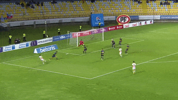 Cau thu sut ra ngoai gon trong o cu ly 2 m hinh anh