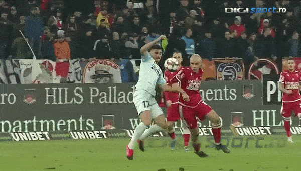 Cau thu bat tinh sau cu da trung mat hinh anh