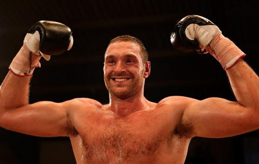 Tyson Fury gay tranh cai khi giai cuu tom hum hinh anh