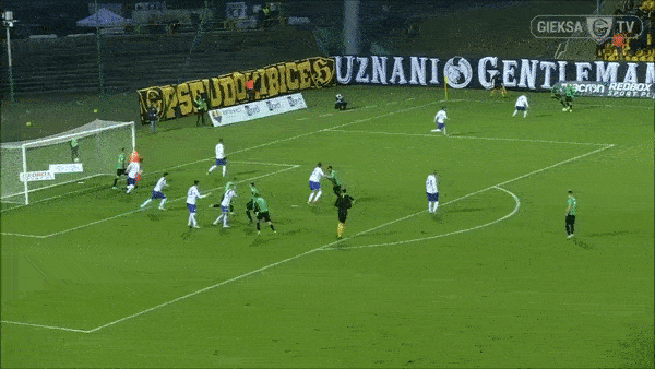 Pha dan xep da phat goc doc dao cua doi bong Ba Lan hinh anh