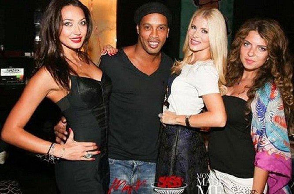 Ronaldinho bi bat anh 1