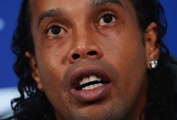 Ronaldinho va doan ket buon cho ngoi sao me tiec tung hinh anh