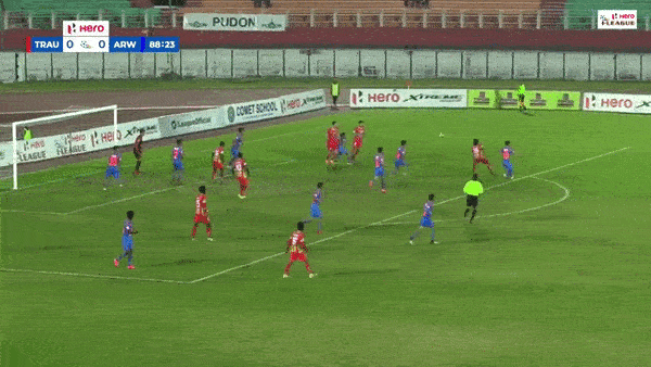 Hau ve nga nguoi moc bong ghi ban kho tin dung phut 89 hinh anh