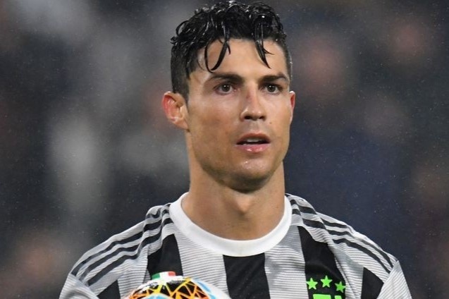 Ronaldo khong tro lai Italy sau khi dong doi nhiem virus corona hinh anh