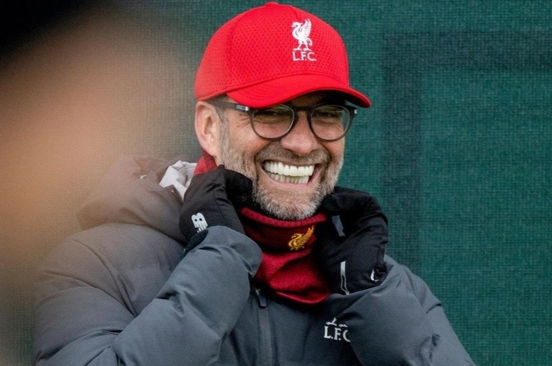 Liverpool co the van duoc trao cup vo dich Premier League hinh anh