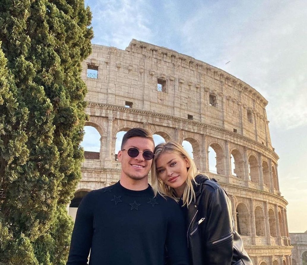 Sao Real tron cach ly anh 1