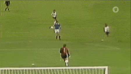 Pha vao bong tho bao nhat lich su World Cup hinh anh