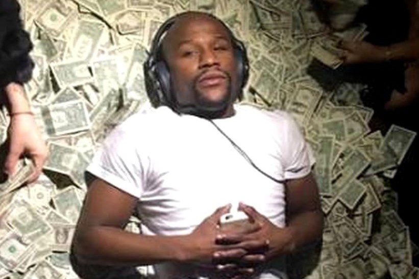 Nhung lan khoe tien hom hinh cua 'Doc co cau bai' Mayweather hinh anh