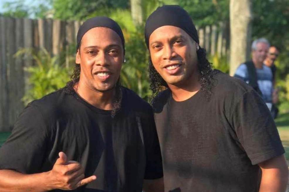 Ban sao Ronaldinho kiem bon tien vi than tuong ngoi tu hinh anh