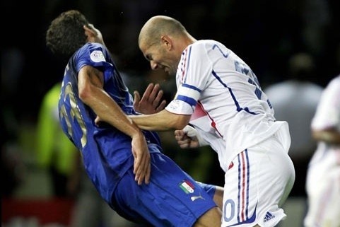 HLV Lippi: 'Toi choang vang boi cu huc dau cua Zidane' hinh anh