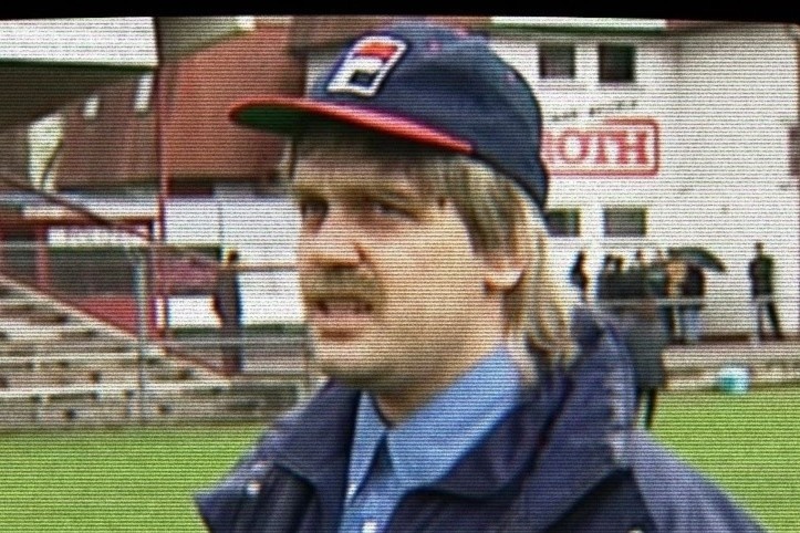 Dien vien hai lam HLV de lua cac cau thu hinh anh