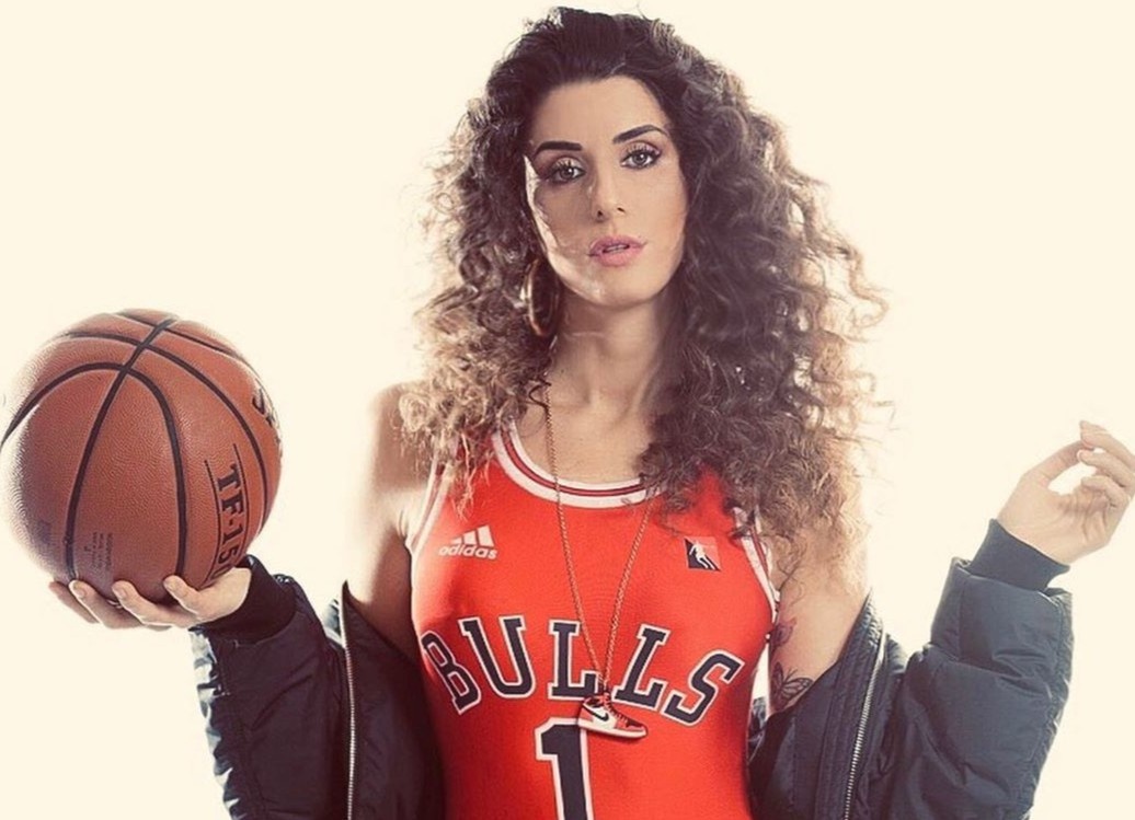 Nhan sac cua nu VDV bong ro quyen ru hinh anh