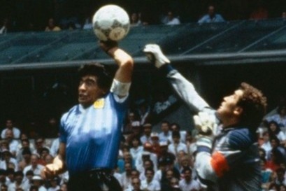 Lam ngo Maradona ghi ban bang tay, trong tai mat ca su nghiep hinh anh