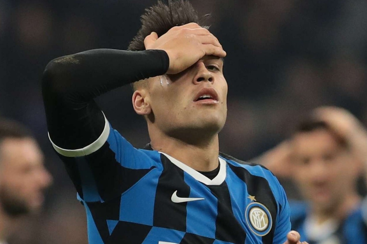 Barca khong du kha nang chieu mo Lautaro Martinez hinh anh