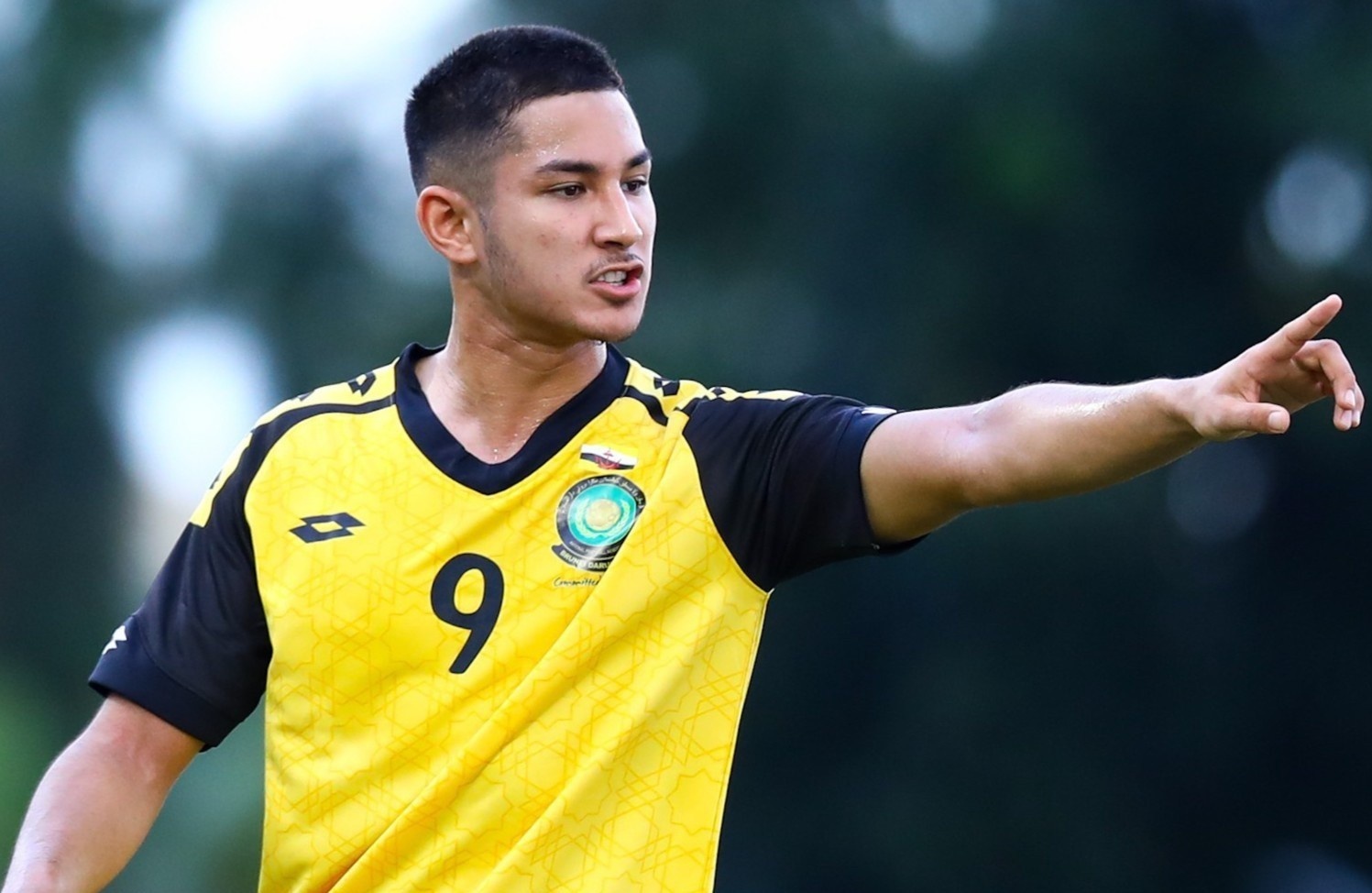 Cau thu Brunei giau hon ca Messi, Ronaldo hinh anh