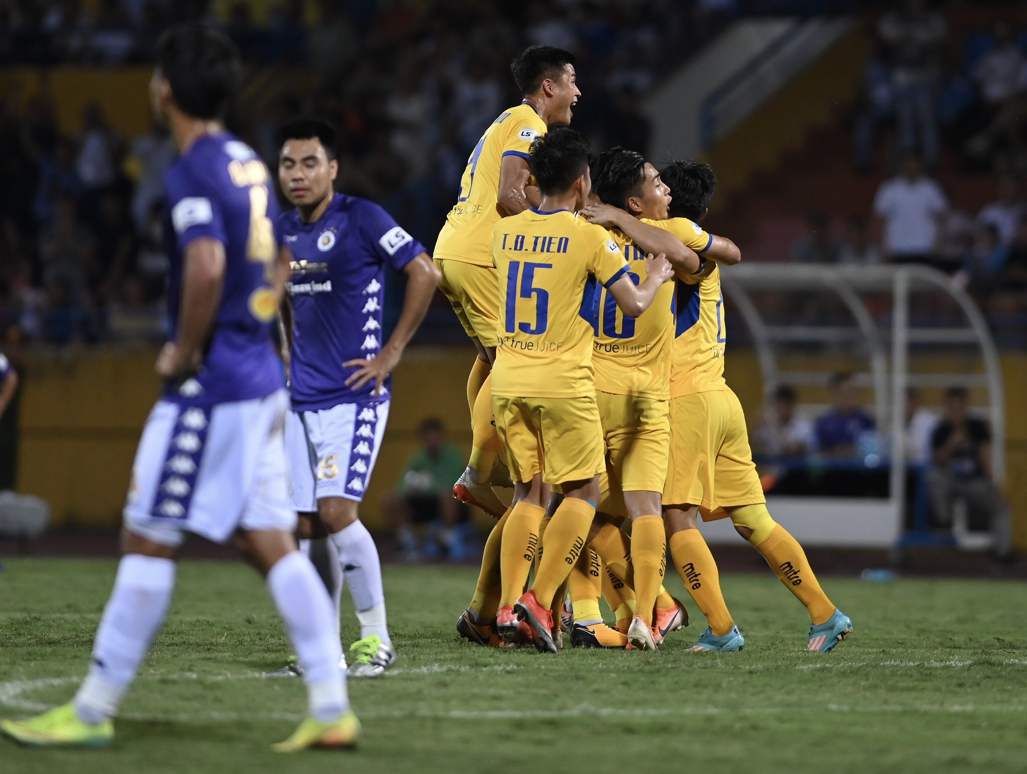 CLB ha noi thua Nghe An anh 1