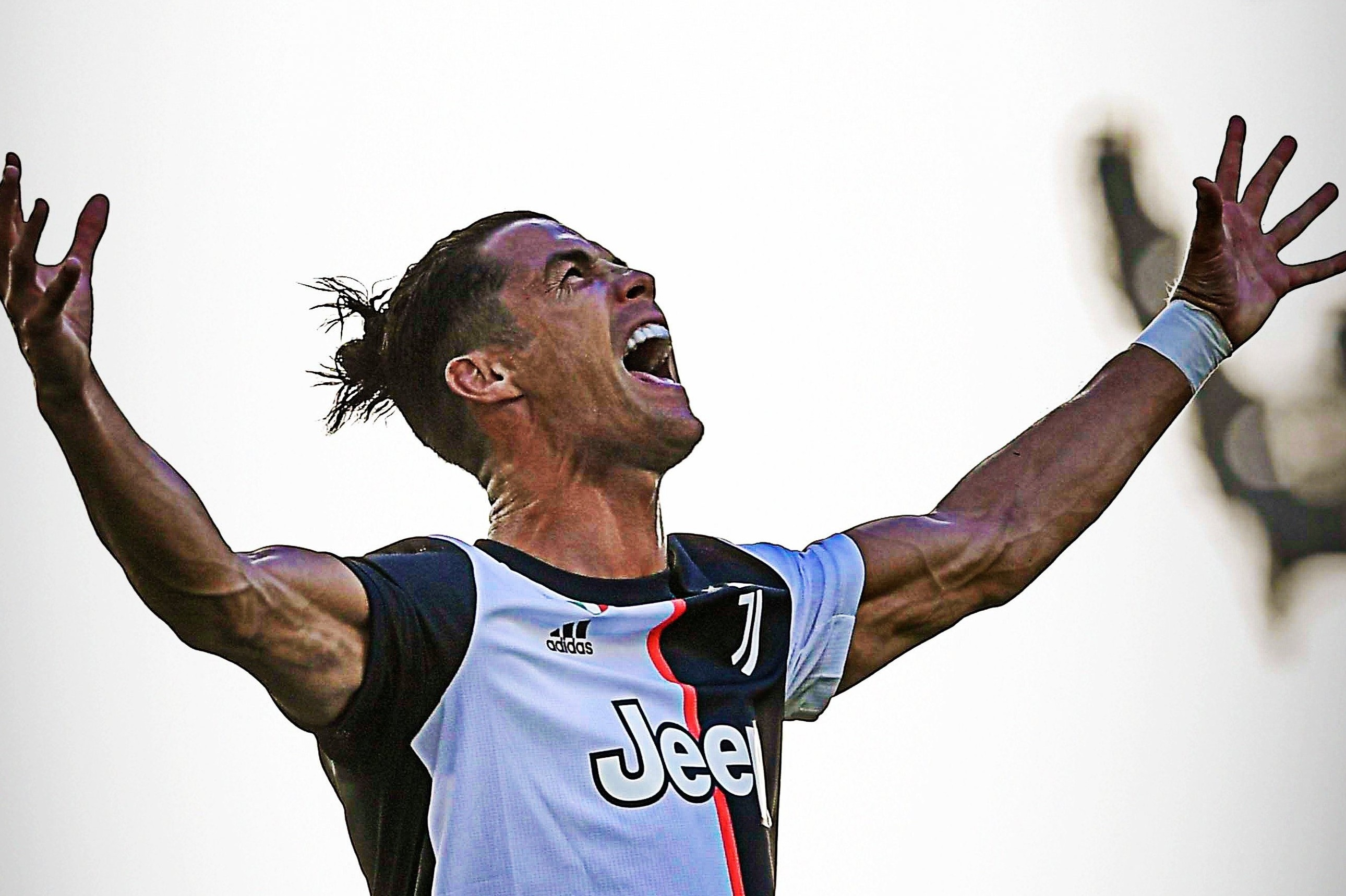 Ronaldo lap ky luc ghi ban tu cham da phat hinh anh