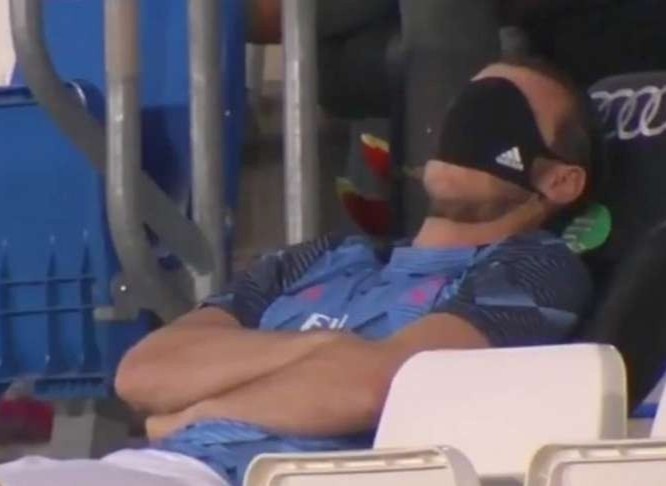 Bale ngu gat khi ngoi du bi tai Real Madrid hinh anh
