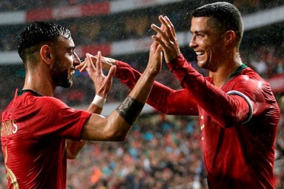 Ronaldo gop cong dua Bruno Fernandes toi MU hinh anh
