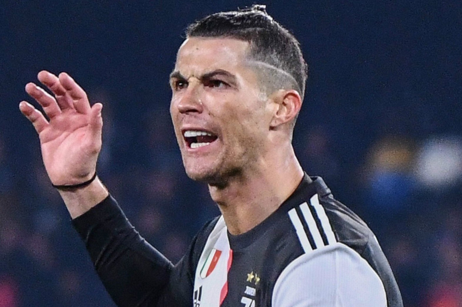 Huy trao giai Qua bong Vang 2020, Ronaldo chua the bat kip Messi hinh anh