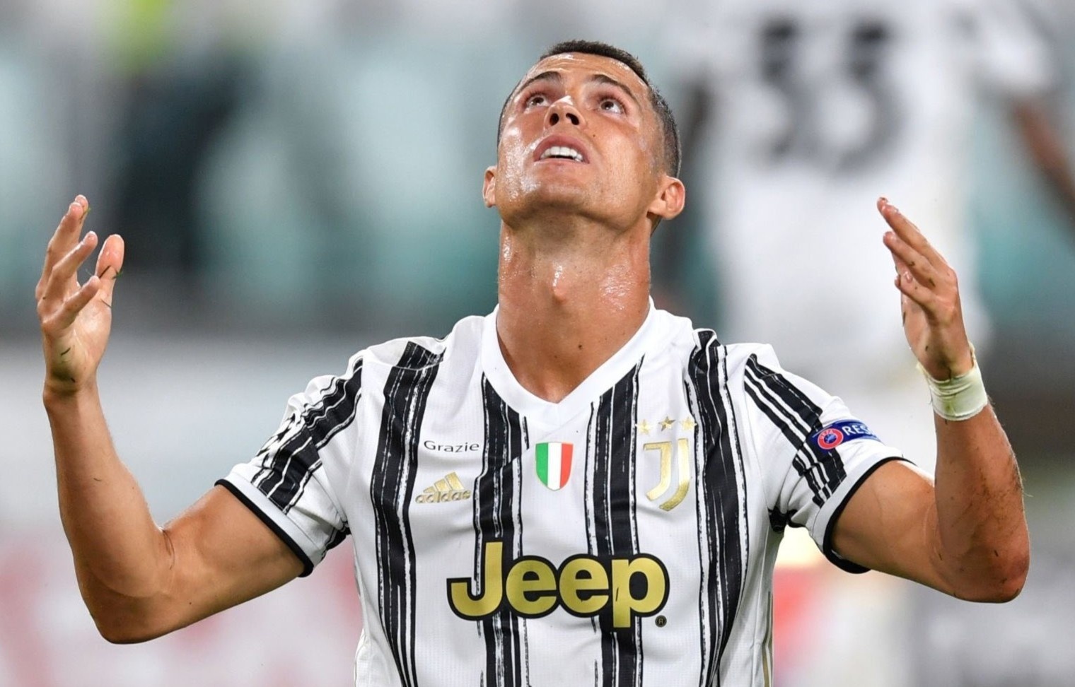 Ronaldo tiep tuc bi am anh boi Lyon hinh anh