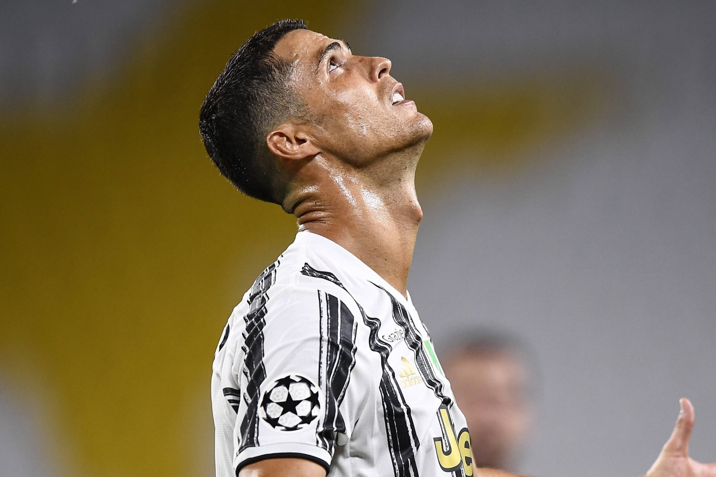 Juventus tu phan boi chinh minh vi Ronaldo hinh anh