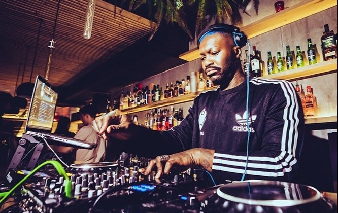 Nhung nghe ky la cua cac sao bong da khi giai nghe hinh anh