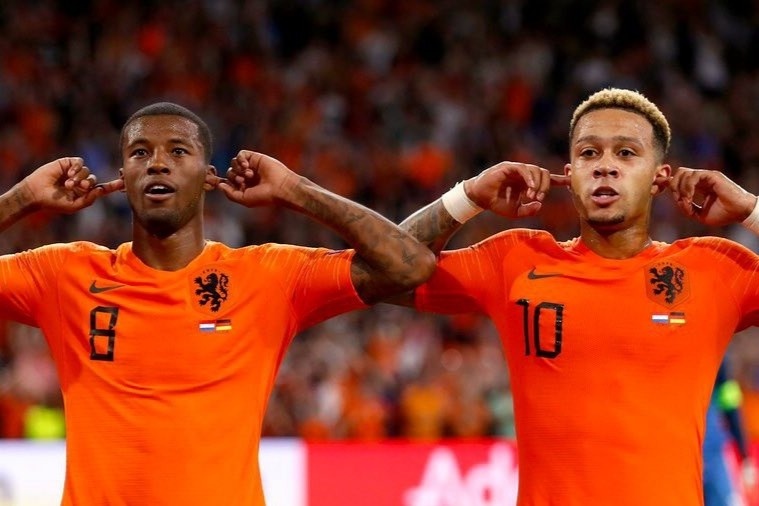 HLV Koeman muon dua Depay ve Barca hinh anh