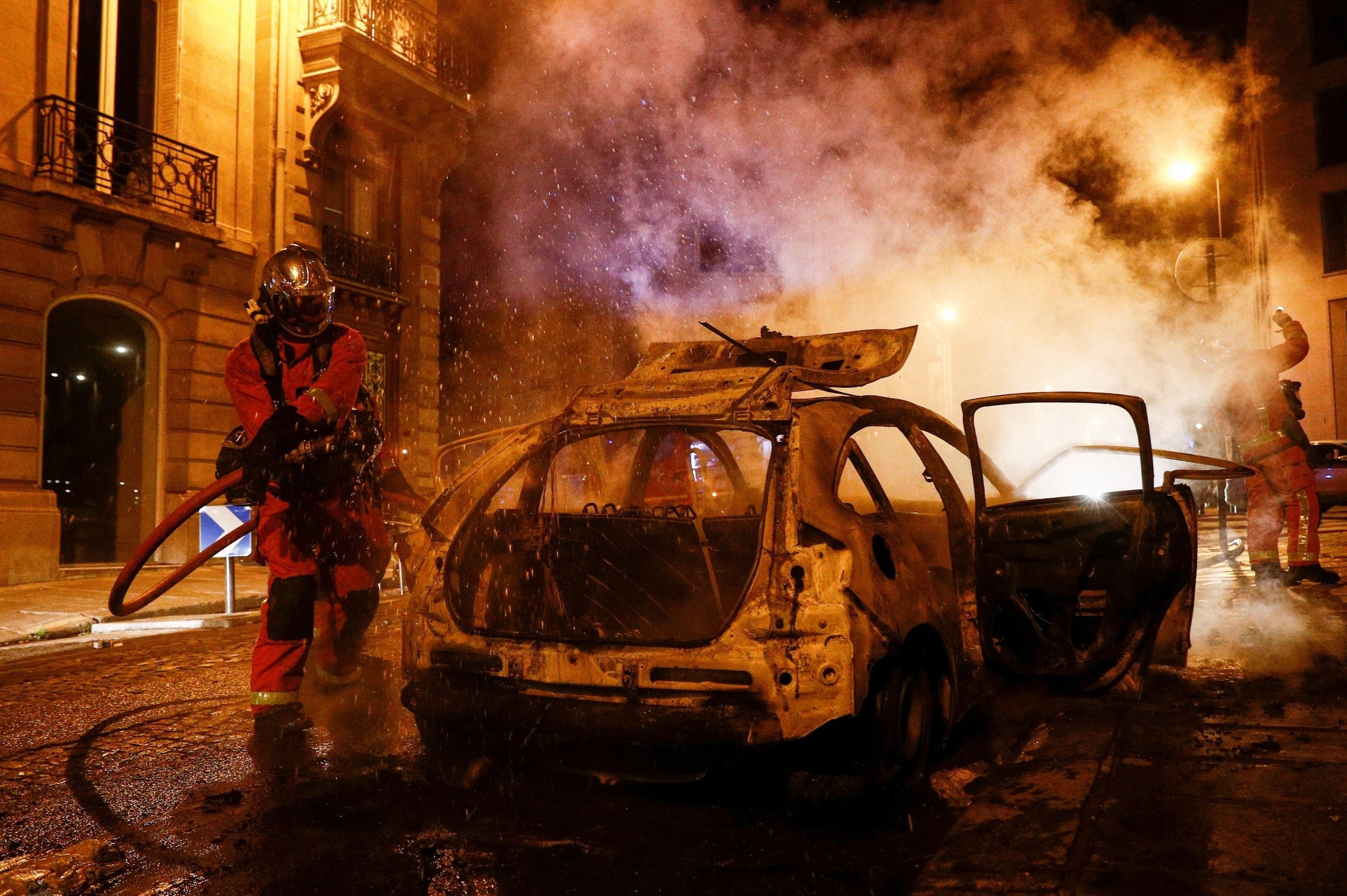 CDV PSG gay roi tren duong pho Paris sau tran chung ket hinh anh