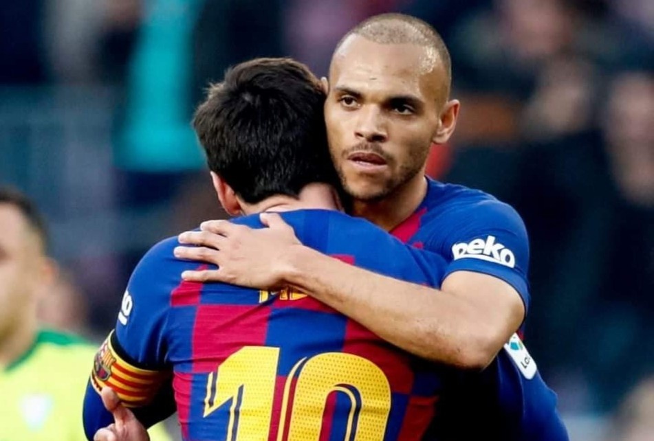 Braithwaite muon ao so 10 o Barca hinh anh