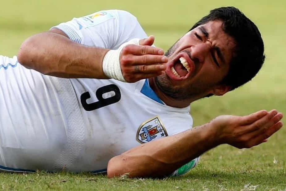 Suarez thay doi ca su nghiep sau cu can Chiellini hinh anh
