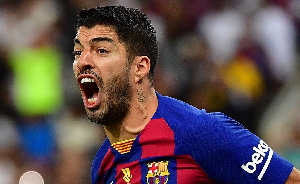 Juventus dung sau vu Suarez gian lan trong bai thi tieng Italy? hinh anh