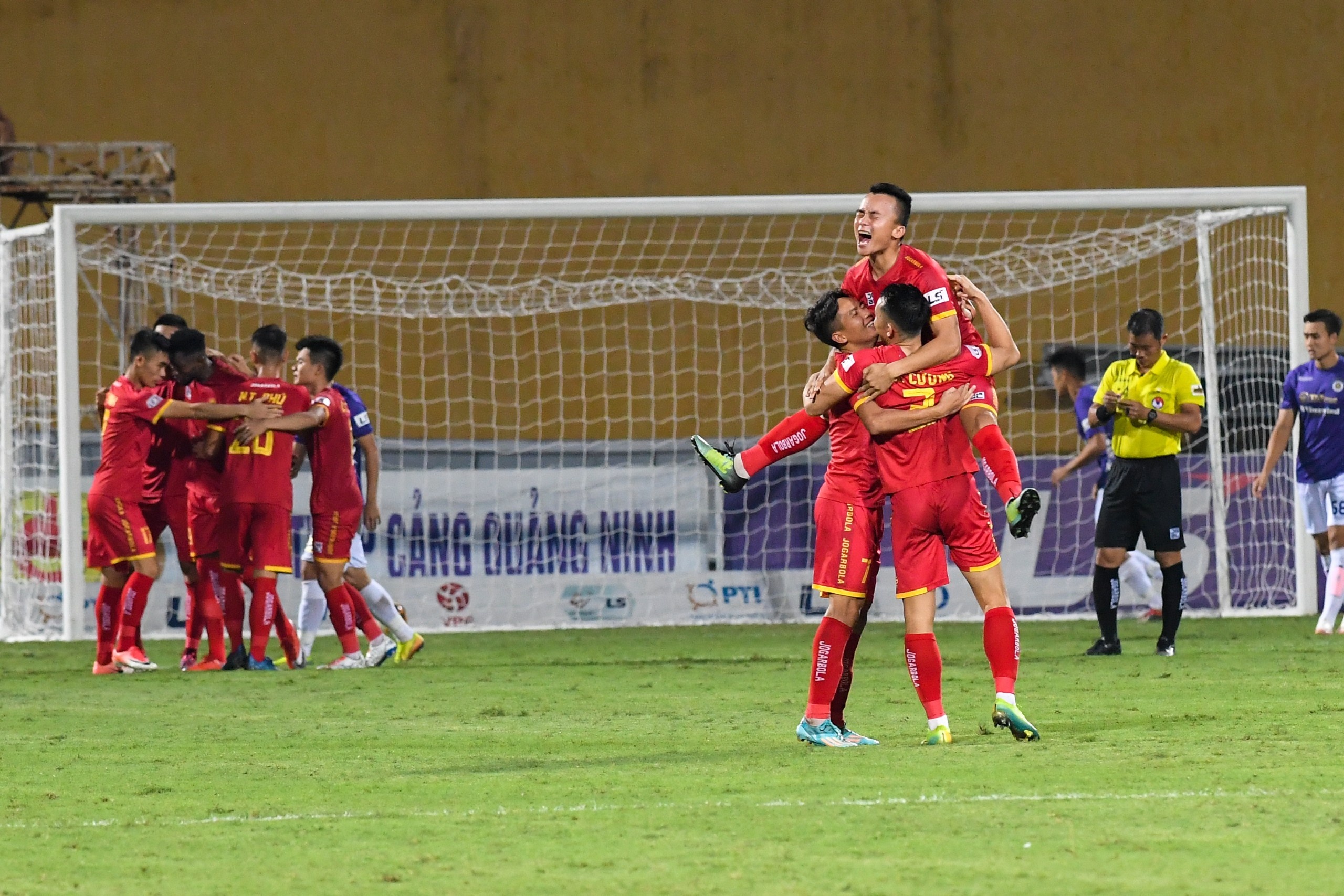 CLB Ha noi vs Thanh Hoa anh 1