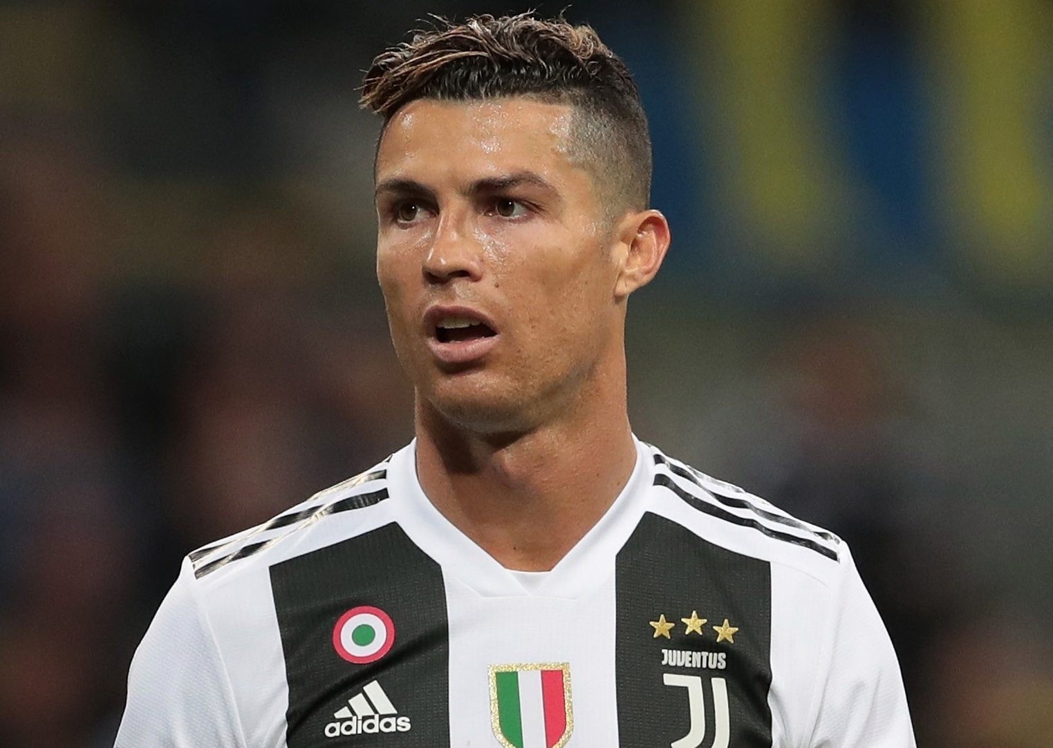 Ronaldo bi dieu tra vi vi pham quy tac cach ly tai Italy hinh anh