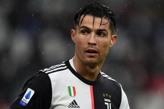 Balotelli gat Ronaldo khoi danh sach doi hinh hay nhat hinh anh