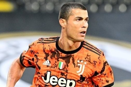 Ronaldo cuu Juventus khoi be mat hinh anh