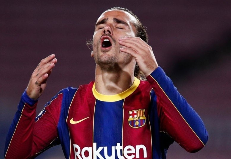 Griezmann sut ra ngoai khung thanh trong o cu ly 5 m hinh anh