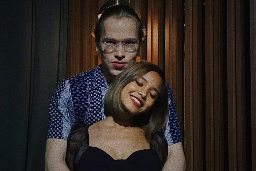 Fan nu cuoi game thu trieu phu USD nho buc thu in son moi hinh anh