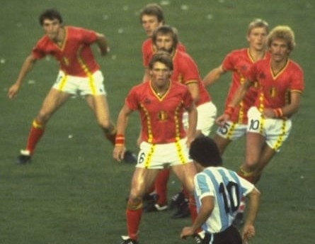 Buc anh gay hieu nham noi tieng cua Maradona hinh anh