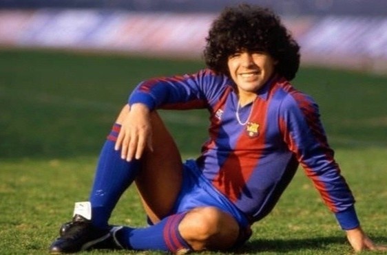 Ban trinh sat hoan hao ve Maradona tuoi 17 hinh anh